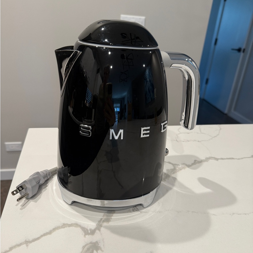 SMEG - Black Electric Kettle EUC